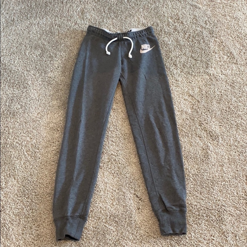 women’s grey nike sweatpants.